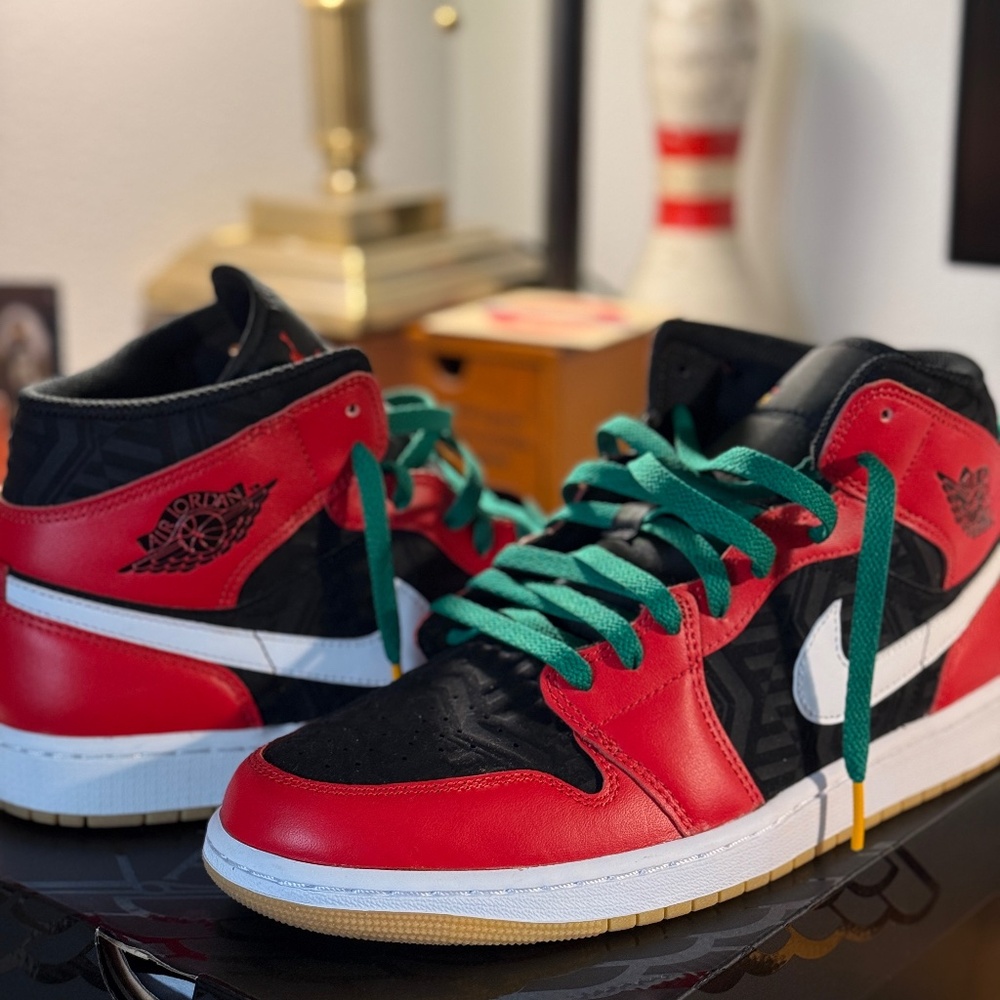 BRAND NEW - WORN ONCE - MENS 10.5 - AIR JORDAN 1 MID SE - CHRISTMAS - BLK FIRE R